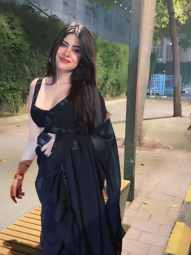 Komal Peter Cutest picture In very glam looks